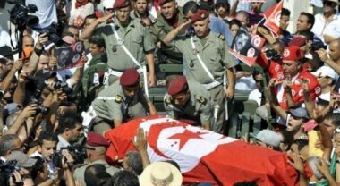 Tunisie: Marée humaine aux funérailles de l'opposant Brahmi