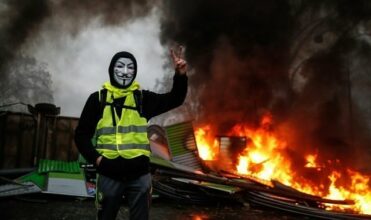 &ldquo;Gilets jaunes&rdquo;: après une journée de chaos, crise politique majeure en France