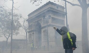 &ldquo;Gilets jaunes&rdquo;: scènes de chaos et violences graves à Paris