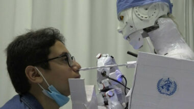 Covid-19: En Egypte, un robot pour réaliser des tests PCR