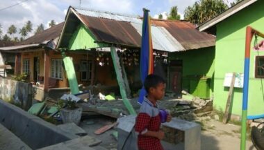 Séisme en Indonésie: 832 morts et des enterrements de masse