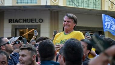 Brésil. Le favori du 1er tour de la présidentielle poignardé en pleine campagne (vidéo)
