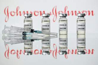 Vaccin Johnson &amp; Johnson: l'EMA examine des cas de caillots sanguins