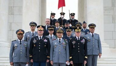 Images. Le général Louarak à Washington