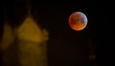Les images de la pleine Lune rouge de la nuit du dimanche au lundi