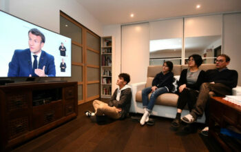 France: Macron impose un couvre-feu en Ile-de-France et dans huit métropoles