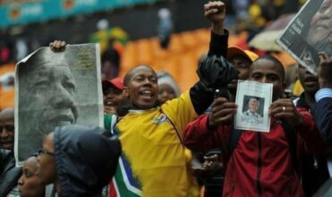 Mandela: la foule arrive par milliers à Soweto pour &ldquo;célébrer son géant&rdquo;