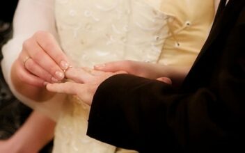 Comment des époux contournent la loi sur la polygamie via des réseaux criminels