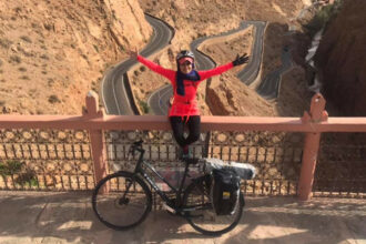 A vélo, une jeune marocaine fait le tour des montagnes de l'Atlas en 10 jours