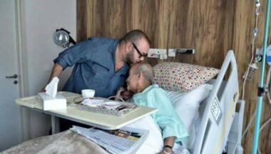 Le Roi Mohammed VI rend visite à Abderrahmane Youssoufi, hospitalisé