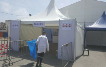 Sur le site de construction de l'hôpital de campagne de 700 lits à Casa