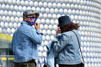 Coronavirus : plus de 800.000 morts dans le monde, les restrictions se multiplient