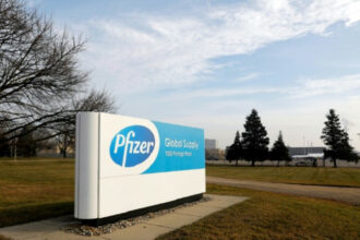 USA: les premiers vaccins attendus lundi dans les centres de vaccination