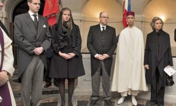 Le Prince héritier Moulay El Hassan aux obsèques du Comte de Paris