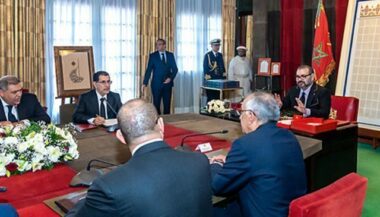 Le Roi préside une séance de travail consacrée à la formation professionnelle