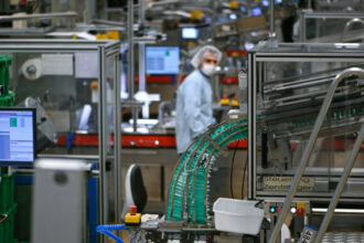 Covid-19: la fabrication de seringues tourne aussi à plein régime