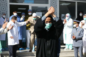 Covid-19. En images, sortie émouvante des patients guéris de l'hôpital