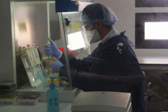 Une unité de tests PCR au Centre de radiologie et d'analyses médicales de la DGSN