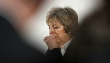 Theresa May annonce le report du vote sur l'accord de Brexit