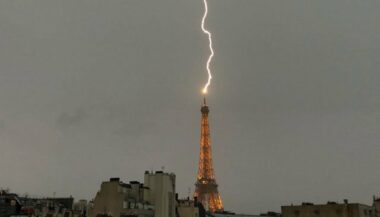 Images. La Tour Eiffel foudroyée lors d'un orage lundi soir