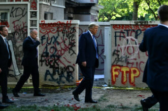 Troubles et couvre-feu dans 40 villes US, Trump menace de déployer l'armée