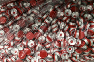 Avions, glace sèche, pharmacies: le formidable défi logistique de la vaccination