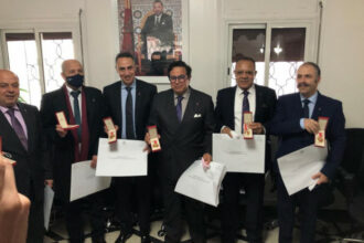 Remise de wissams royaux à des médecins marocains
