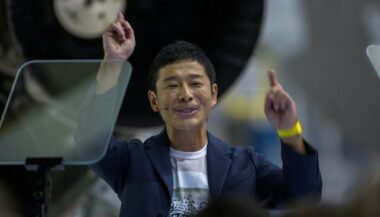 Le milliardaire Yusaku Maezawa, premier touriste lunaire de Space X en 2023, avec des artistes
