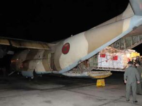 Tunis : Arrivée d'un nouvel avion transportant l'aide médicale ordonnée par le Roi