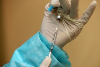 Covid: l'espacement entre les deux doses du vaccin d'AstraZeneca améliore la réponse immunitaire