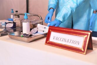 Covid-19 : une vaccination prioritaire pour le personnel touristique est à l'étude
