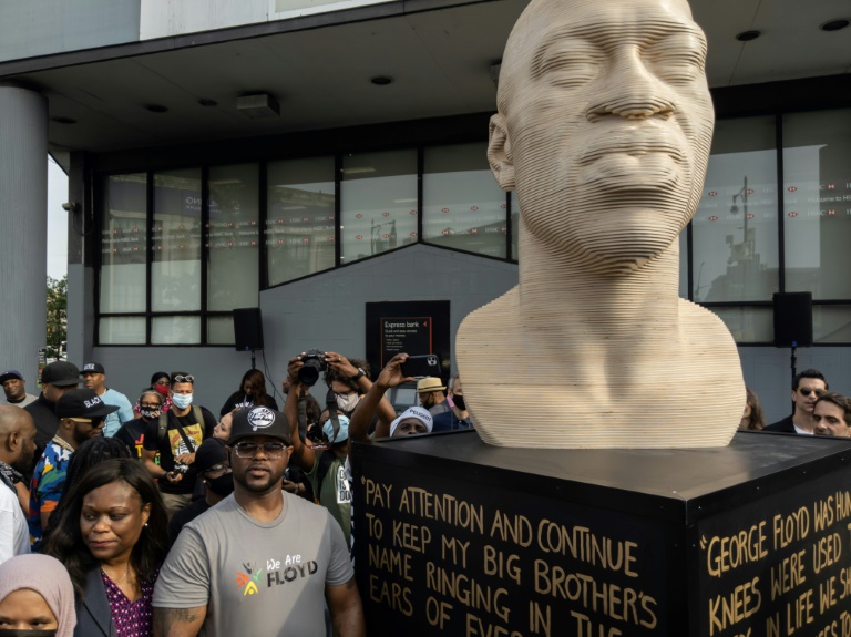 New York: the statue of George Floyd tagged, a small right-wing group suspected