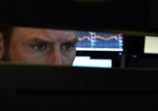 Wall Street tente un rebond alors que les plans d'aide se multiplient