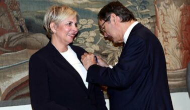 Nezha Hayat décorée par le Roi d'Espagne