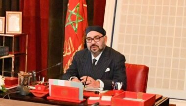 Fonds souverains : le Roi reçoit Dounia Taârji et Obaid Amrane au palais royal de Rabat