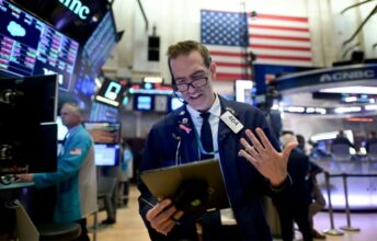 Marchés: cap toujours au vert pour les indices européens, le pétrole sort des limbes