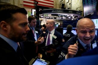 Wall Street en hausse, meilleur trimestre en dix ans pour le S&amp;P 500