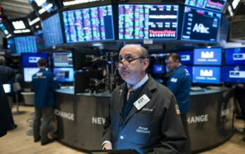 A Wall Street, Nasdaq et S&amp;P 500 grimpent à des sommets inédits, Tesla s'envole