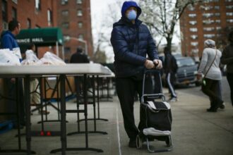 Le coronavirus asphyxie l'économie américaine, espoir d'un traitement efficace