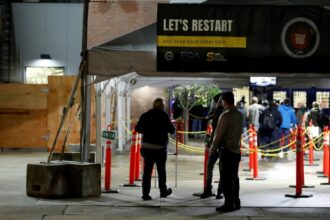 &ldquo;Anxieux&rdquo; et masqués, les ouvriers américains de l'automobile retournent dans les usines