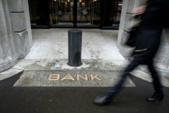 L'UE retire la Suisse de sa liste des paradis fiscaux