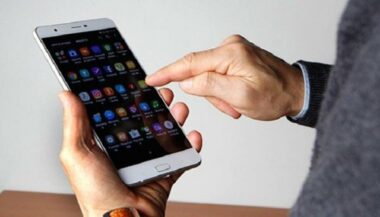Smartphones : la hausse des droits de douane serait une aubaine pour la contrebande selon les distributeurs