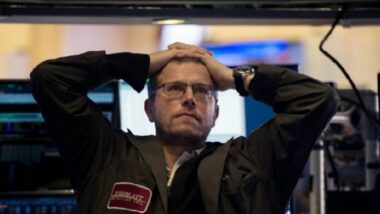 L'affolement gagne Wall Street, le Dow Jones plonge