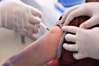 Covid-19 : la vaccination des enfants à risque âgés de 6 mois à 4 ans recommandée en France