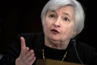 Omicron pourrait constituer une menace « importante » pour l'économie mondiale, selon Yellen
