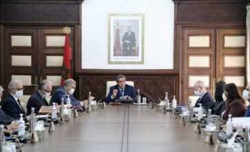 Gouverner par communiqué : mutisme du gouvernement et recours judiciaire en vue