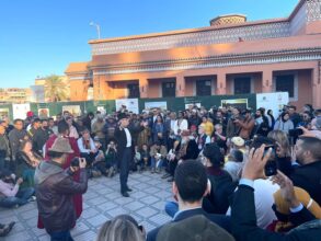 A Marrakech, un festival du conte où l'ambassadeur du Royaume-Uni a animé une halka...