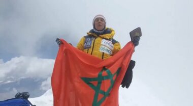 La marocaine Bouchra Baibanou escalade le mont Annapurna dans l’Himalaya