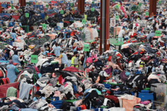 A Nador, dans l’unité de tri des vêtements d’occasion de Karama Recyclage (reportage)