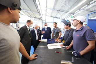 Akhannouch visite le pôle industriel aéronautique de Nouaceur